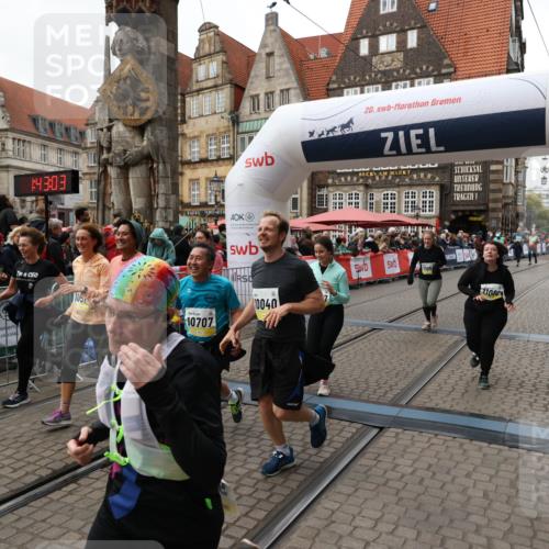 05.10.2025 - 20. swb-Marathon Bremen Yannick Fuchs http://msf.ph/oto/9251141 05.10.2025 11:13:52 Ziel 9242, 9899, 10040, 10364, 10574, 10705, 10707, 10957, 11060, 11068, 11264, 11385 meine-sportfotos.de