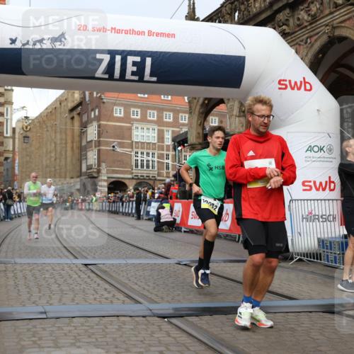 05.10.2025 - 20. swb-Marathon Bremen Yannick Fuchs http://msf.ph/oto/9251147 05.10.2025 10:44:50 Ziel 9878, 10092, 10306, 10554, 11666, 11714 meine-sportfotos.de