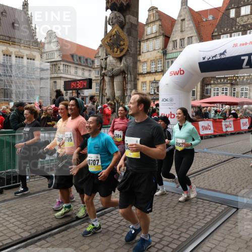 05.10.2025 - 20. swb-Marathon Bremen Yannick Fuchs http://msf.ph/oto/9251151 05.10.2025 11:13:53 Ziel 9242, 9899, 10040, 10364, 10574, 10705, 10707, 10957, 11060, 11068, 11264, 11385 meine-sportfotos.de