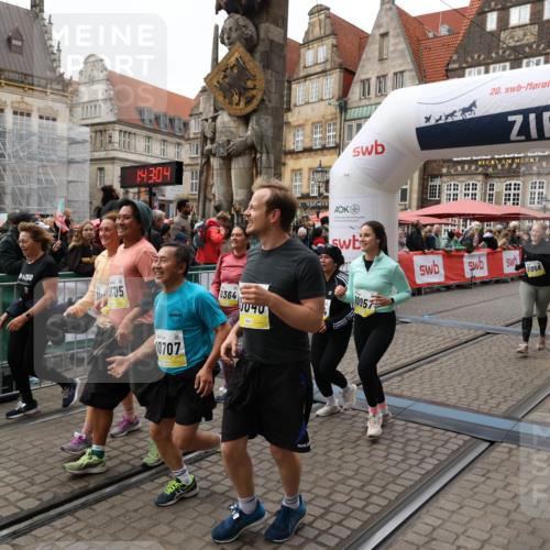 05.10.2025 - 20. swb-Marathon Bremen Yannick Fuchs http://msf.ph/oto/9251161 05.10.2025 11:13:53 Ziel 9242, 9899, 10040, 10364, 10574, 10705, 10707, 10957, 11060, 11068, 11264, 11385 meine-sportfotos.de