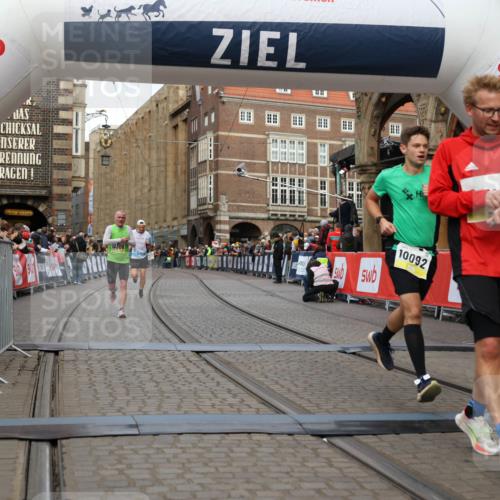 05.10.2025 - 20. swb-Marathon Bremen Yannick Fuchs http://msf.ph/oto/9251166 05.10.2025 10:44:50 Ziel 9878, 10092, 10306, 10554, 11666, 11714 meine-sportfotos.de