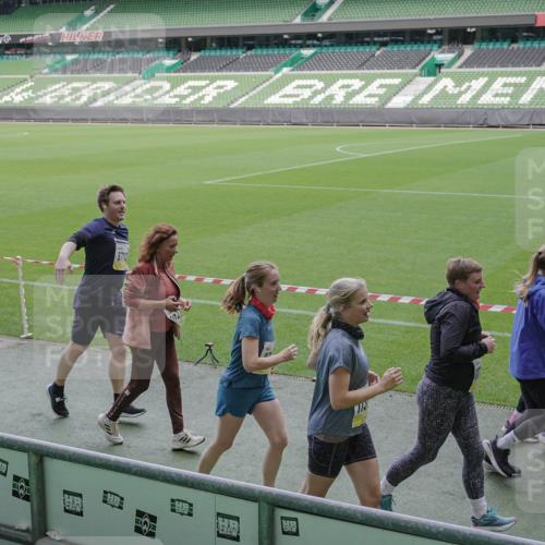 05.10.2025 - 20. swb-Marathon Bremen Michael Burmester http://msf.ph/oto/9251185 05.10.2025 10:40:49 Laufen im Stadion 7706, 7799, 8111, 9001, 9178, 9191, 9205, 9217, 9245, 9275, 9306, 9308, 9321, 9334, 9353, 9355, 9387, 9423, 9438, 9440, 9446, 9466, 9483, 9491, 9530, 9537, 9552, 9589, 9605, 9615, 9617, 9623, 9685, 9690, 9702, 9712, 9721, 9764, 9804, 9853, 9866, 9877, 9892, 9942, 10001, 10037, 10058, 10081, 10100, 10101, 10135, 10160, 10168, 10193, 10235, 10243, 10343, 10419, 10550, 10563, 10580, 10674, 10699, 10737, 11090, 11270, 9220, 9241, 9286, 9554, 9571, 9619, 9662, 9931 meine-sportfotos.de