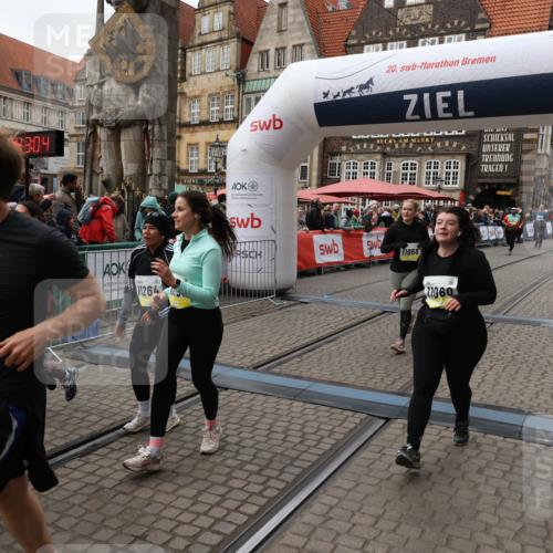 05.10.2025 - 20. swb-Marathon Bremen Yannick Fuchs http://msf.ph/oto/9251216 05.10.2025 11:13:53 Ziel 9242, 9899, 10040, 10364, 10574, 10705, 10707, 10957, 11060, 11068, 11264, 11385 meine-sportfotos.de