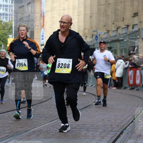 05.10.2025 - 20. swb-Marathon Bremen Strokosch-Dieckow http://msf.ph/oto/9251236 05.10.2025 11:01:00 Ziel 9208, 9305, 9600, 9954, 10228, 10258, 10359, 10477, 10630, 11053, 11719 meine-sportfotos.de