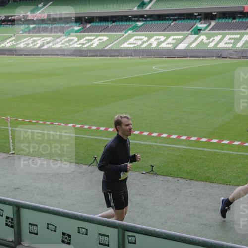 05.10.2025 - 20. swb-Marathon Bremen Michael Burmester http://msf.ph/oto/9251242 05.10.2025 10:40:51 Laufen im Stadion 7706, 7799, 8111, 9001, 9178, 9191, 9205, 9217, 9245, 9306, 9308, 9321, 9334, 9353, 9355, 9387, 9423, 9438, 9440, 9446, 9466, 9483, 9491, 9530, 9537, 9552, 9589, 9599, 9605, 9615, 9617, 9623, 9685, 9690, 9702, 9712, 9721, 9764, 9804, 9853, 9874, 9877, 9892, 9942, 10001, 10037, 10058, 10081, 10100, 10101, 10135, 10160, 10168, 10193, 10235, 10236, 10243, 10343, 10419, 10550, 10563, 10580, 10699, 10737, 11090, 11270, 7799, 9220, 9241, 9286, 9554, 9571, 9619, 9662, 9931 meine-sportfotos.de