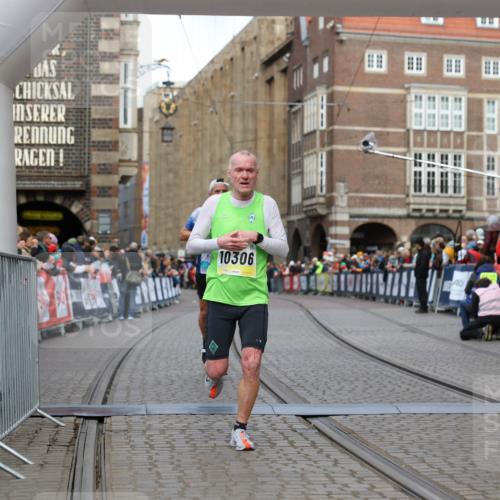 05.10.2025 - 20. swb-Marathon Bremen Yannick Fuchs http://msf.ph/oto/9251248 05.10.2025 10:44:52 Ziel 9878, 10092, 10306, 10554, 11714 meine-sportfotos.de