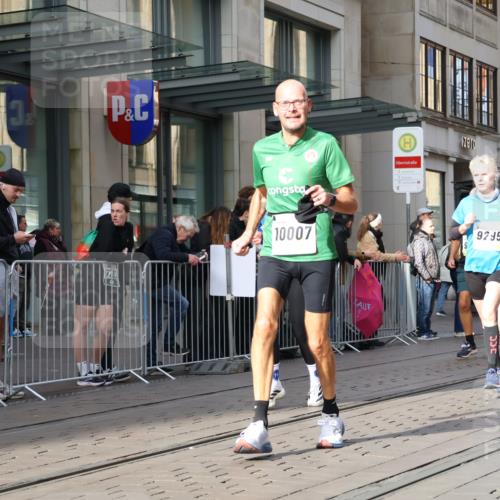 05.10.2025 - 20. swb-Marathon Bremen Strokosch-Dieckow http://msf.ph/oto/9251249 05.10.2025 10:54:25 Ziel 8326, 9282, 9295, 9367, 9427, 9436, 9560, 9570, 9591, 9754, 9776, 10007, 10024, 10174, 10178, 10231, 10232, 10233, 10296, 10487, 10609, 10768, 10770, 11045, 11089, 11163, 11276, 11321, 11373, 11470, 11694, 8326, 9282, 9295, 9367, 9427, 9436, 9560, 9570, 9591, 9754, 9776, 10007, 10024, 10174, 10178, 10231, 10232, 10233, 10296, 10487, 10609, 10768, 10770, 11045, 11089, 11163, 11276, 11321, 11373, 11470, 11694 meine-sportfotos.de
