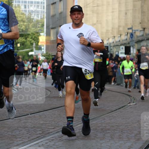 05.10.2025 - 20. swb-Marathon Bremen Strokosch-Dieckow http://msf.ph/oto/9251271 05.10.2025 11:01:03 Ziel 9208, 9305, 9443, 9880, 9954, 10228, 10359, 10477, 10630, 11053, 11524, 11719 meine-sportfotos.de
