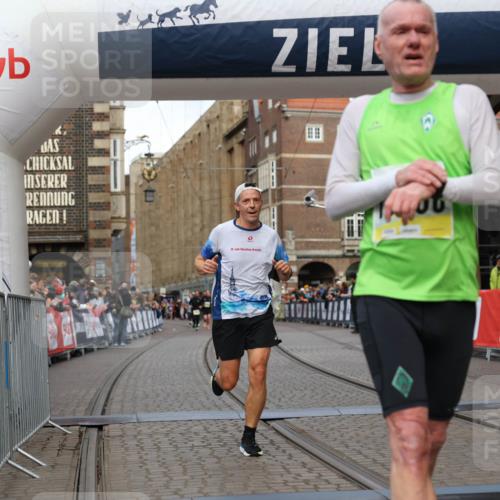 05.10.2025 - 20. swb-Marathon Bremen Yannick Fuchs http://msf.ph/oto/9251295 05.10.2025 10:44:54 Ziel 9878, 10092, 10306, 11714 meine-sportfotos.de