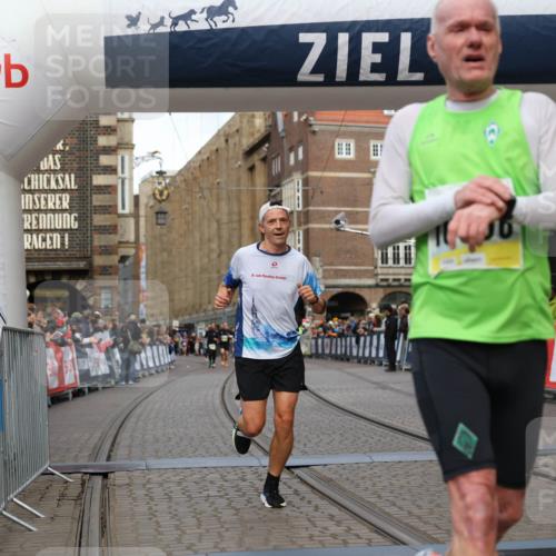 05.10.2025 - 20. swb-Marathon Bremen Yannick Fuchs http://msf.ph/oto/9251303 05.10.2025 10:44:54 Ziel 9878, 10092, 10306, 11714 meine-sportfotos.de