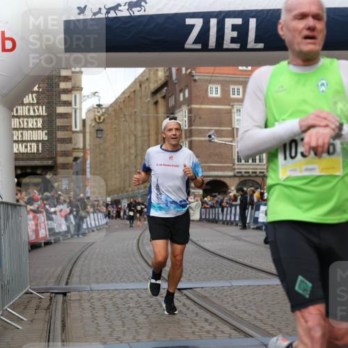 05.10.2025 - 20. swb-Marathon Bremen Yannick Fuchs http://msf.ph/oto/9251312 05.10.2025 10:44:54 Ziel 9878, 10092, 10306, 11714 meine-sportfotos.de