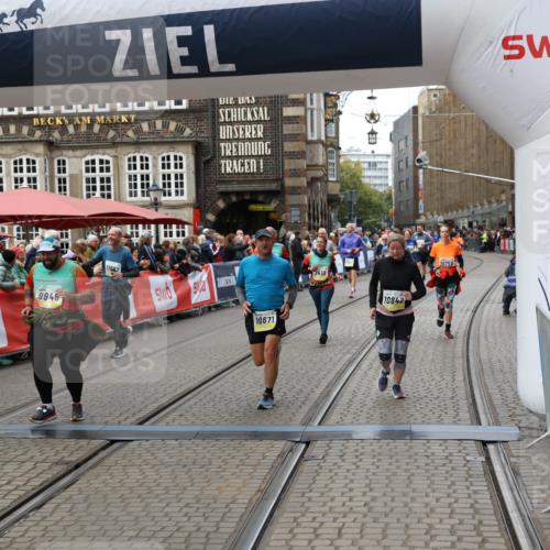 05.10.2025 - 20. swb-Marathon Bremen Yannick Fuchs http://msf.ph/oto/9251325 05.10.2025 11:13:58 Ziel 7014, 7410, 9946, 10671, 10756, 10842, 11060, 11068, 11652, 11653 meine-sportfotos.de