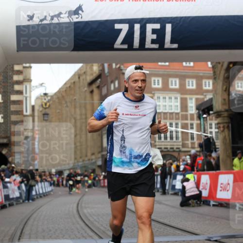05.10.2025 - 20. swb-Marathon Bremen Yannick Fuchs http://msf.ph/oto/9251332 05.10.2025 10:44:54 Ziel 9878, 10092, 10306, 11714 meine-sportfotos.de