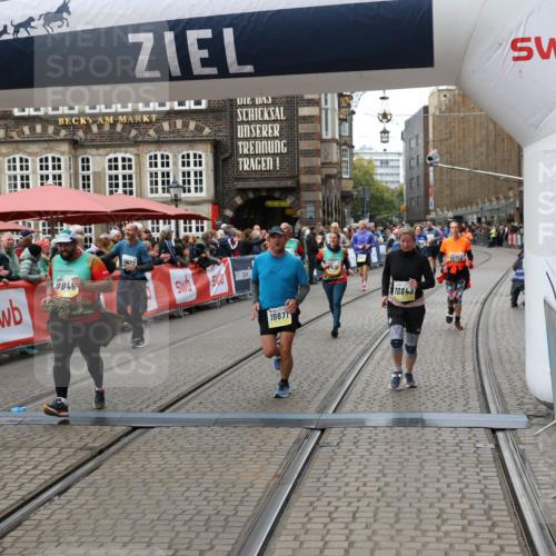 05.10.2025 - 20. swb-Marathon Bremen Yannick Fuchs http://msf.ph/oto/9251338 05.10.2025 11:13:58 Ziel 7014, 7410, 9946, 10671, 10756, 10842, 11060, 11068, 11652, 11653 meine-sportfotos.de