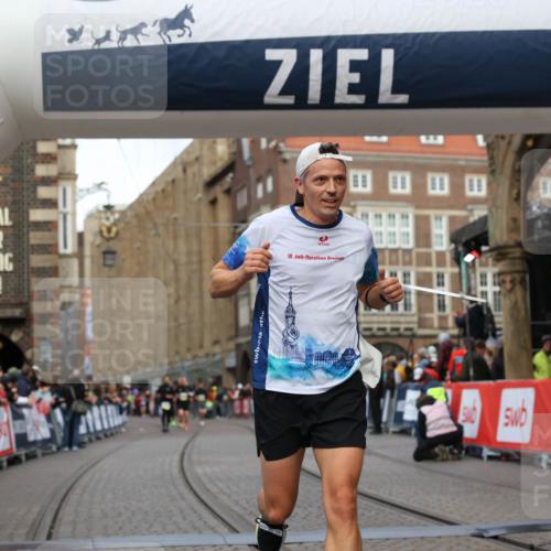 05.10.2025 - 20. swb-Marathon Bremen Yannick Fuchs http://msf.ph/oto/9251341 05.10.2025 10:44:55 Ziel 9878, 10092, 10306, 11714 meine-sportfotos.de