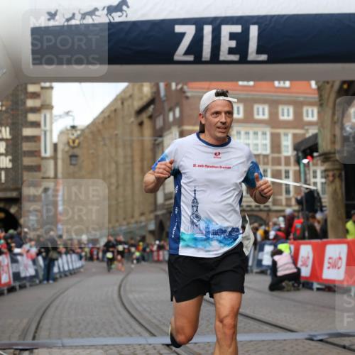 05.10.2025 - 20. swb-Marathon Bremen Yannick Fuchs http://msf.ph/oto/9251351 05.10.2025 10:44:55 Ziel 9878, 10092, 10306, 11714 meine-sportfotos.de