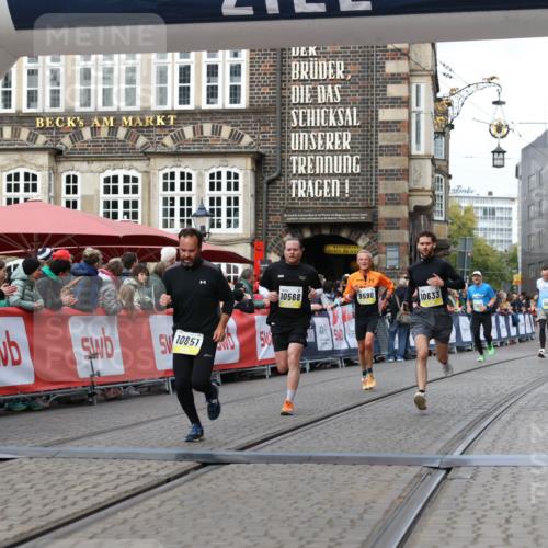 05.10.2025 - 20. swb-Marathon Bremen Yannick Fuchs http://msf.ph/oto/9251361 05.10.2025 10:45:03 Ziel 9590, 10568, 10633, 10851 meine-sportfotos.de