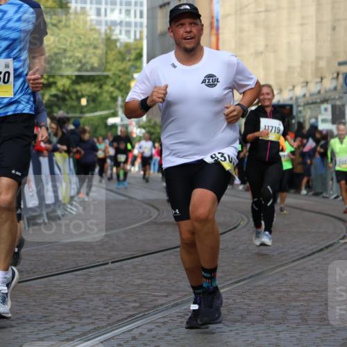 05.10.2025 - 20. swb-Marathon Bremen Strokosch-Dieckow http://msf.ph/oto/9251363 05.10.2025 11:01:04 Ziel 9208, 9305, 9443, 9880, 9954, 10228, 10359, 10477, 10630, 11053, 11524, 11719 meine-sportfotos.de