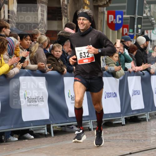 05.10.2025 - 20. swb-Marathon Bremen Strokosch-Dieckow http://msf.ph/oto/9251371 05.10.2025 12:49:23 Ziel 632, 8321 meine-sportfotos.de