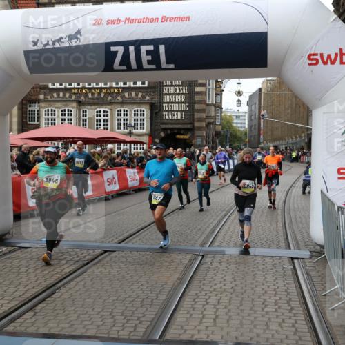 05.10.2025 - 20. swb-Marathon Bremen Yannick Fuchs http://msf.ph/oto/9251391 05.10.2025 11:13:58 Ziel 7014, 7410, 9946, 10671, 10756, 10842, 11060, 11068, 11652, 11653 meine-sportfotos.de