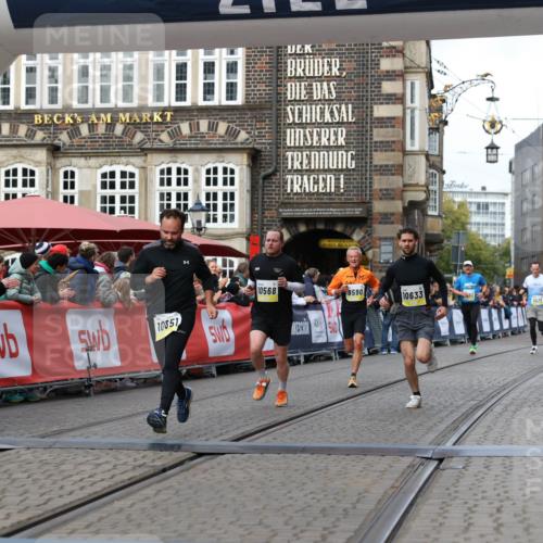 05.10.2025 - 20. swb-Marathon Bremen Yannick Fuchs http://msf.ph/oto/9251393 05.10.2025 10:45:03 Ziel 9590, 10568, 10633, 10851 meine-sportfotos.de