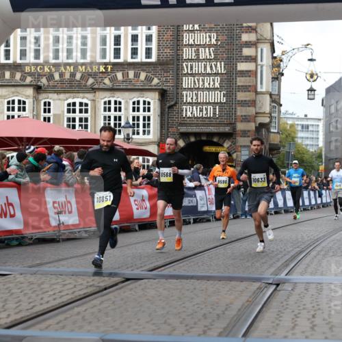 05.10.2025 - 20. swb-Marathon Bremen Yannick Fuchs http://msf.ph/oto/9251401 05.10.2025 10:45:03 Ziel 9590, 10568, 10633, 10851 meine-sportfotos.de