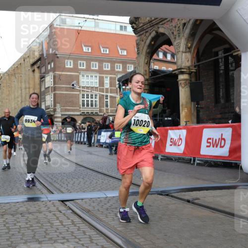 05.10.2025 - 20. swb-Marathon Bremen Yannick Fuchs http://msf.ph/oto/9251403 05.10.2025 10:53:51 Ziel 9494, 9934, 10020, 10416, 10642, 10906, 10925, 10966, 11046, 11141 meine-sportfotos.de