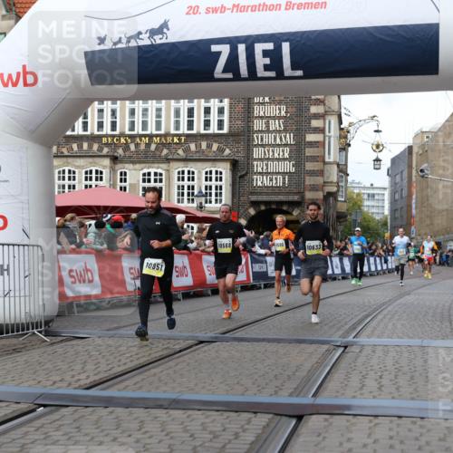05.10.2025 - 20. swb-Marathon Bremen Yannick Fuchs http://msf.ph/oto/9251414 05.10.2025 10:45:03 Ziel 9590, 10568, 10633, 10851 meine-sportfotos.de