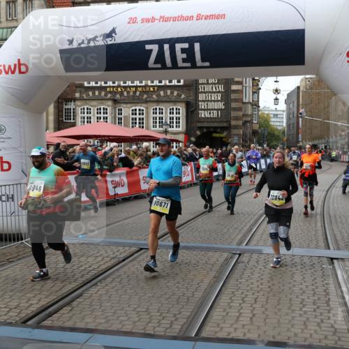05.10.2025 - 20. swb-Marathon Bremen Yannick Fuchs http://msf.ph/oto/9251421 05.10.2025 11:13:59 Ziel 7014, 7410, 9946, 10671, 10756, 10842, 11068, 11652, 11653 meine-sportfotos.de