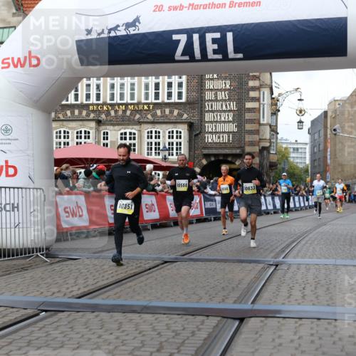 05.10.2025 - 20. swb-Marathon Bremen Yannick Fuchs http://msf.ph/oto/9251422 05.10.2025 10:45:03 Ziel 9590, 10568, 10633, 10851 meine-sportfotos.de