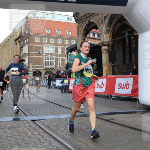 05.10.2025 - 20. swb-Marathon Bremen Yannick Fuchs http://msf.ph/oto/9251423 05.10.2025 10:53:51 Ziel 9494, 9934, 10020, 10416, 10642, 10906, 10925, 10966, 11046, 11141 meine-sportfotos.de