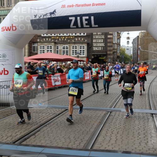 05.10.2025 - 20. swb-Marathon Bremen Yannick Fuchs http://msf.ph/oto/9251431 05.10.2025 11:13:59 Ziel 7014, 7410, 9946, 10671, 10756, 10842, 11068, 11652, 11653 meine-sportfotos.de