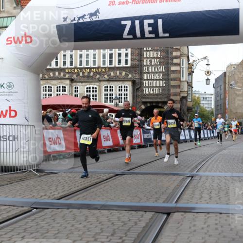 05.10.2025 - 20. swb-Marathon Bremen Yannick Fuchs http://msf.ph/oto/9251432 05.10.2025 10:45:03 Ziel 9590, 10568, 10633, 10851 meine-sportfotos.de