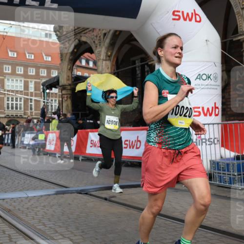 05.10.2025 - 20. swb-Marathon Bremen Yannick Fuchs http://msf.ph/oto/9251437 05.10.2025 10:53:51 Ziel 9494, 9934, 10020, 10416, 10642, 10906, 10925, 10966, 11046, 11141 meine-sportfotos.de