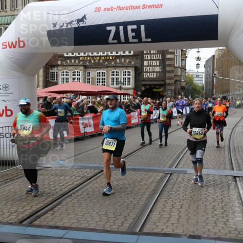 05.10.2025 - 20. swb-Marathon Bremen Yannick Fuchs http://msf.ph/oto/9251438 05.10.2025 11:13:59 Ziel 7014, 7410, 9946, 10671, 10756, 10842, 11068, 11652, 11653 meine-sportfotos.de