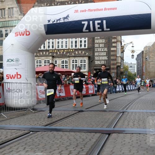 05.10.2025 - 20. swb-Marathon Bremen Yannick Fuchs http://msf.ph/oto/9251444 05.10.2025 10:45:04 Ziel 9590, 9678, 10568, 10633, 10851 meine-sportfotos.de