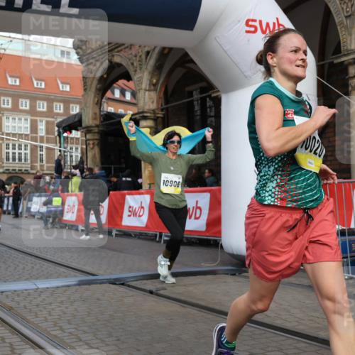 05.10.2025 - 20. swb-Marathon Bremen Yannick Fuchs http://msf.ph/oto/9251451 05.10.2025 10:53:52 Ziel 9494, 9934, 10020, 10416, 10906, 10925, 10966, 11046, 11141, 11383 meine-sportfotos.de