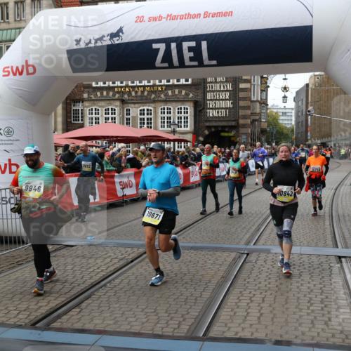 05.10.2025 - 20. swb-Marathon Bremen Yannick Fuchs http://msf.ph/oto/9251452 05.10.2025 11:13:59 Ziel 7014, 7410, 9946, 10671, 10756, 10842, 11068, 11652, 11653 meine-sportfotos.de