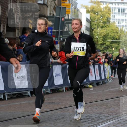 05.10.2025 - 20. swb-Marathon Bremen Strokosch-Dieckow http://msf.ph/oto/9251456 05.10.2025 11:01:07 Ziel 9182, 9305, 9443, 9613, 9880, 10477, 10544, 10630, 10914, 11053, 11337, 11338, 11524, 11597, 11719 meine-sportfotos.de