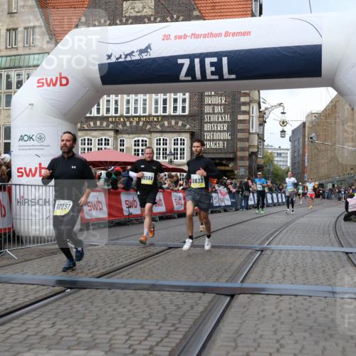 05.10.2025 - 20. swb-Marathon Bremen Yannick Fuchs http://msf.ph/oto/9251462 05.10.2025 10:45:04 Ziel 9590, 9678, 10568, 10633, 10851 meine-sportfotos.de