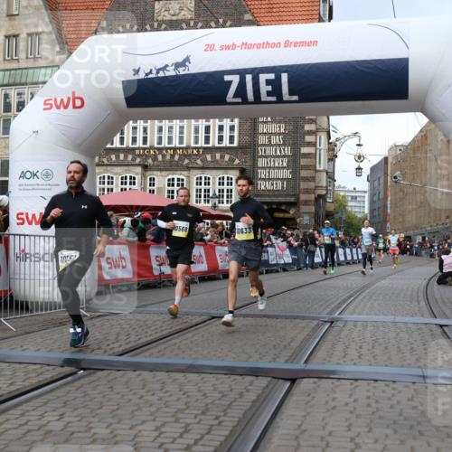05.10.2025 - 20. swb-Marathon Bremen Yannick Fuchs http://msf.ph/oto/9251471 05.10.2025 10:45:04 Ziel 9590, 9678, 10568, 10633, 10851 meine-sportfotos.de