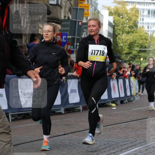 05.10.2025 - 20. swb-Marathon Bremen Strokosch-Dieckow http://msf.ph/oto/9251479 05.10.2025 11:01:07 Ziel 9182, 9305, 9443, 9613, 9880, 10477, 10544, 10630, 10914, 11053, 11337, 11338, 11524, 11597, 11719 meine-sportfotos.de