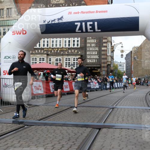 05.10.2025 - 20. swb-Marathon Bremen Yannick Fuchs http://msf.ph/oto/9251482 05.10.2025 10:45:04 Ziel 9590, 9678, 10568, 10633, 10851 meine-sportfotos.de
