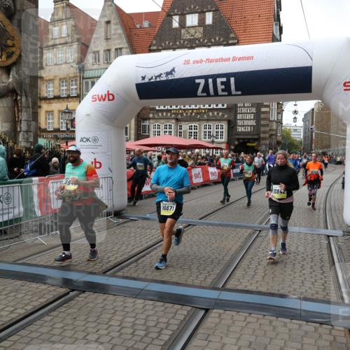 05.10.2025 - 20. swb-Marathon Bremen Yannick Fuchs http://msf.ph/oto/9251484 05.10.2025 11:13:59 Ziel 7014, 7410, 9946, 10671, 10756, 10842, 11068, 11652, 11653 meine-sportfotos.de