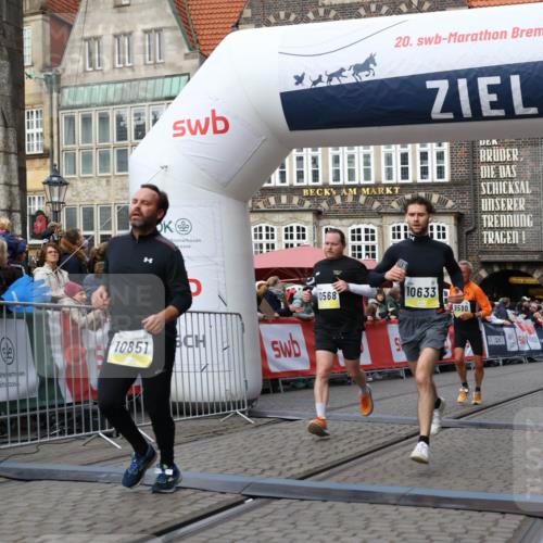 05.10.2025 - 20. swb-Marathon Bremen Yannick Fuchs http://msf.ph/oto/9251490 05.10.2025 10:45:04 Ziel 9590, 9678, 10568, 10633, 10851 meine-sportfotos.de
