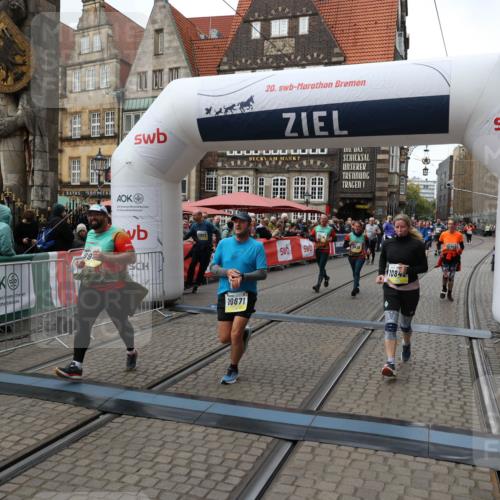05.10.2025 - 20. swb-Marathon Bremen Yannick Fuchs http://msf.ph/oto/9251494 05.10.2025 11:13:59 Ziel 7014, 7410, 9946, 10671, 10756, 10842, 11068, 11652, 11653 meine-sportfotos.de