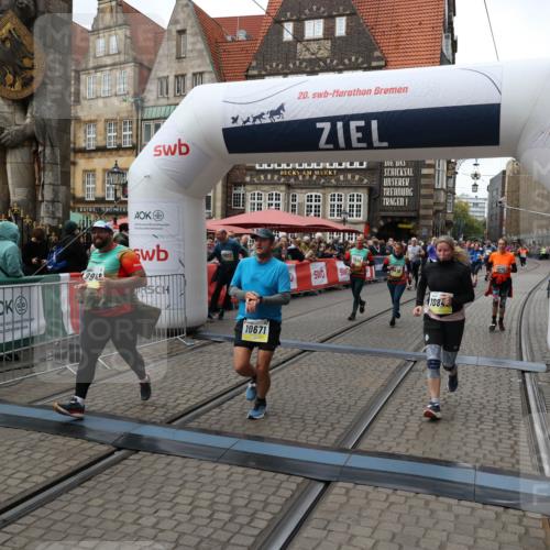 05.10.2025 - 20. swb-Marathon Bremen Yannick Fuchs http://msf.ph/oto/9251504 05.10.2025 11:13:59 Ziel 7014, 7410, 9946, 10671, 10756, 10842, 11068, 11652, 11653 meine-sportfotos.de