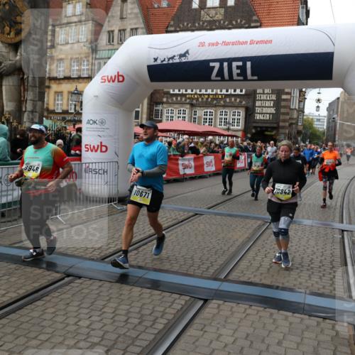 05.10.2025 - 20. swb-Marathon Bremen Yannick Fuchs http://msf.ph/oto/9251512 05.10.2025 11:14:00 Ziel 7014, 7410, 9946, 10671, 10756, 10842, 11652, 11653 meine-sportfotos.de
