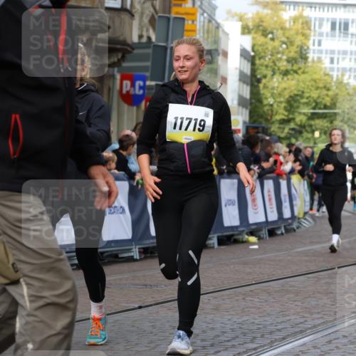 05.10.2025 - 20. swb-Marathon Bremen Strokosch-Dieckow http://msf.ph/oto/9251515 05.10.2025 11:01:07 Ziel 9182, 9305, 9443, 9613, 9880, 10477, 10544, 10630, 10914, 11053, 11337, 11338, 11524, 11597, 11719 meine-sportfotos.de