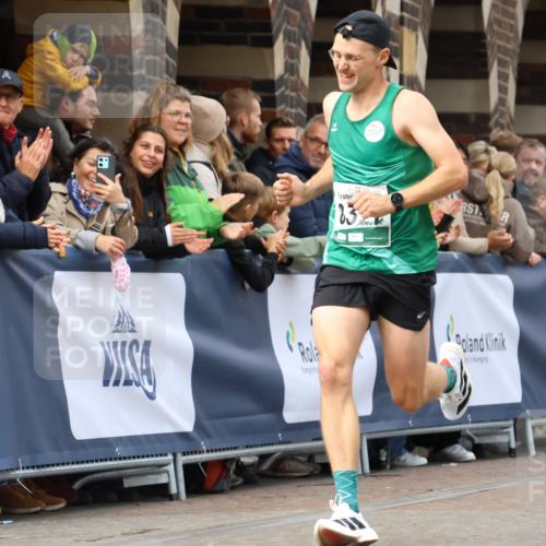 05.10.2025 - 20. swb-Marathon Bremen Strokosch-Dieckow http://msf.ph/oto/9251516 05.10.2025 12:49:28 Ziel 8321 meine-sportfotos.de